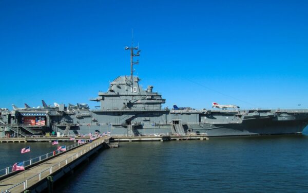 Tik raudona šviesa ir užterštas vanduo: jūreiviai atskleidė, kas vyksta „USS Abraham Lincoln“ viduje