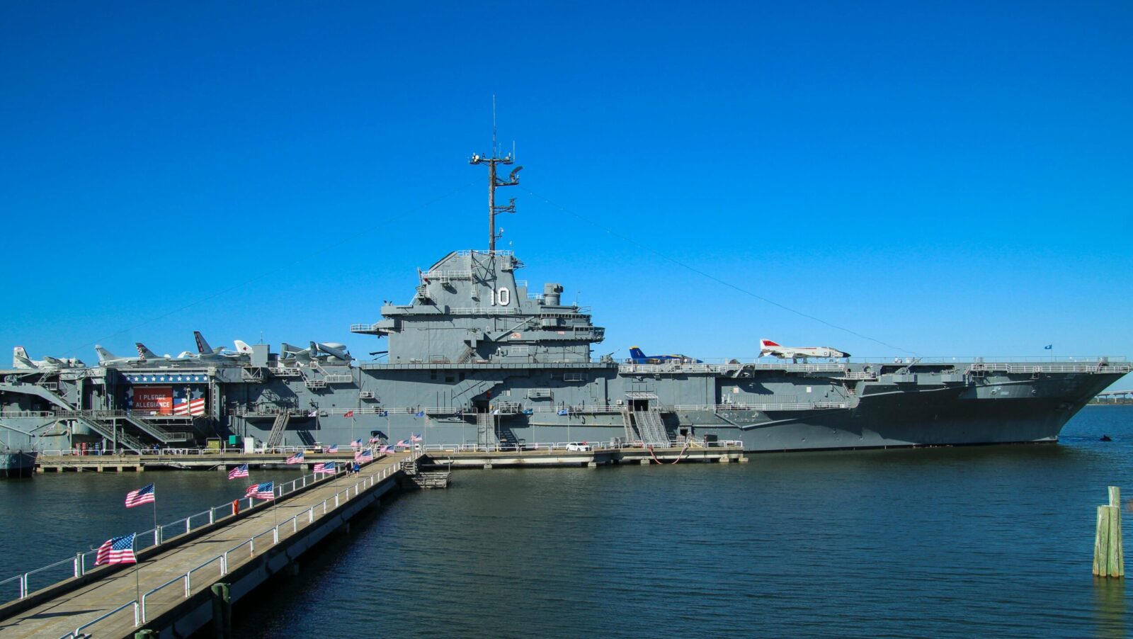 Tik raudona šviesa ir užterštas vanduo: jūreiviai atskleidė, kas vyksta „USS Abraham Lincoln“ viduje