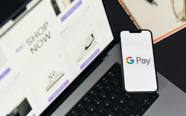 Skrydžio vėlavimą pamatysite net neįjungę telefono: „Google Wallet” pristatė itin lauktą naujieną