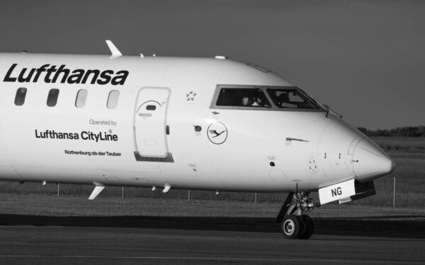 Atostogos pakibo ant plauko: „Lufthansa“ uždaro įmonę ir naikina dalį skrydžių programos