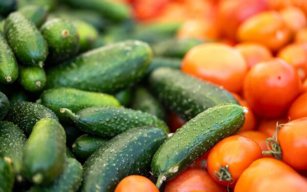 Mitas apie agurkus ir pomidorus sugriautas: ar galima šias daržoves valgyti kartu?