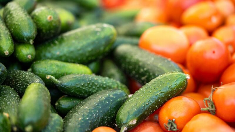 Mitas apie agurkus ir pomidorus sugriautas: ar galima šias daržoves valgyti kartu?