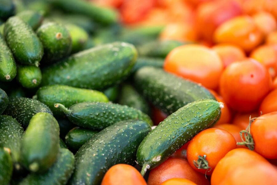 Vibrant cucumbers and tomatoes displayed at a market in Kahramanmaraş, Türkiye.