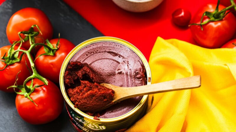 Dedate pomidorų pastą tiesiai į puodą? Štai kodėl jūsų troškiniai niekada nebus tokie skanūs