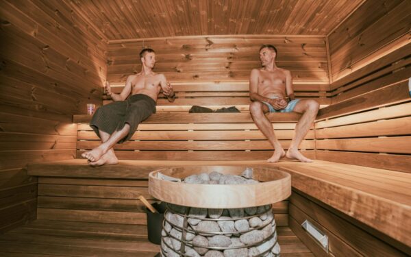 Britai pamišo dėl naujos mados: kodėl visi skuba į pirtis ir ledo vonias?