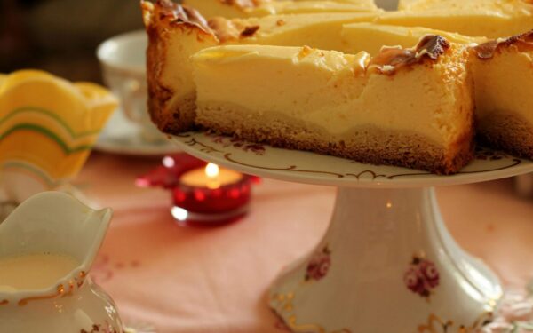 Šis varškės pyragas tirpsta burnoje: močiutės receptas, kurio visi prašo dar gabalėlio