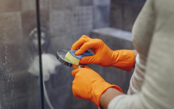 Pamirškite brangią chemiją: šis mišinys nušveis dušo kabiną be jokių įbrėžimų