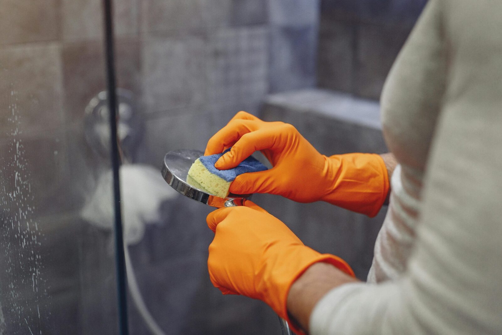 Pamirškite brangią chemiją: šis mišinys nušveis dušo kabiną be jokių įbrėžimų