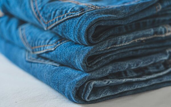 Žinutė, kurios negalima ignoruoti: kvietimas apsivilkti džinsus slepia kur kas daugiau