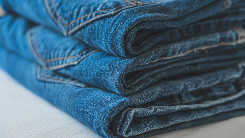 Žinutė, kurios negalima ignoruoti: kvietimas apsivilkti džinsus slepia kur kas daugiau