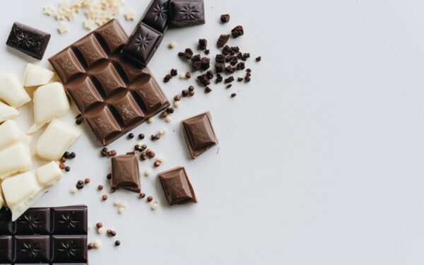Saldus vaistas ar tuščios kalorijos? Ekspertai įvardijo, koks šokoladas saugo širdį, o koks kenkia