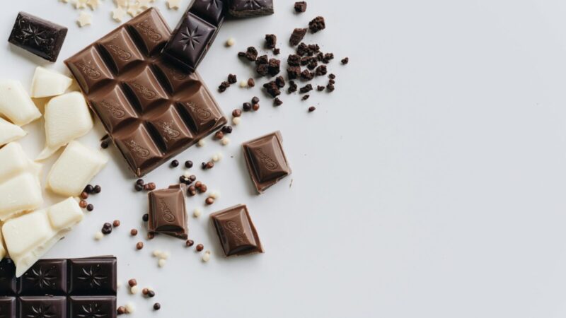 Saldus vaistas ar tuščios kalorijos? Ekspertai įvardijo, koks šokoladas saugo širdį, o koks kenkia