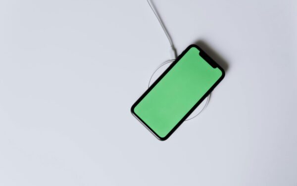 Kraunate telefoną iki 100 proc.? Sužinokite, kodėl šis įprotis lėtai žudo jūsų bateriją