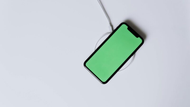 Kraunate telefoną iki 100 proc.? Sužinokite, kodėl šis įprotis lėtai žudo jūsų bateriją