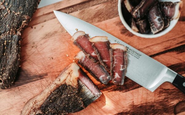 Sveikas užkandis ar nuodas širdžiai? Kardiologas pataria vengti džiovintos mėsos