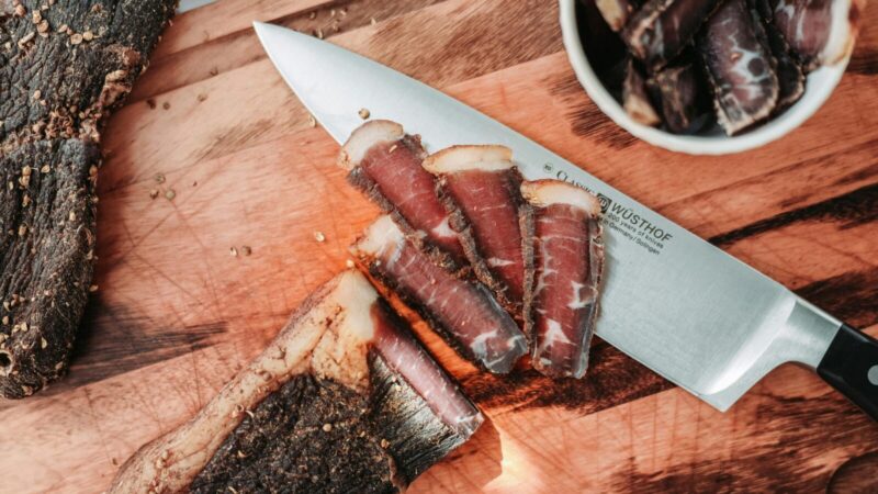 Sveikas užkandis ar nuodas širdžiai? Kardiologas pataria vengti džiovintos mėsos