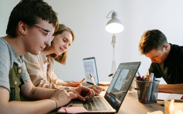 Ar geriau dirbti sėdint ar stovint? Specialistai atskleidė pagrindinę klaidą, kuri žaloja jūsų kūną