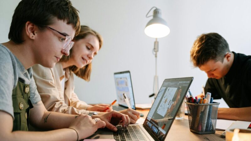 Ar geriau dirbti sėdint ar stovint? Specialistai atskleidė pagrindinę klaidą, kuri žaloja jūsų kūną