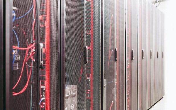 Skaitmeninis badas: kodėl ES ambicijos tapti dirbtinio intelekto lydere blėsta be elektros ir vandens?