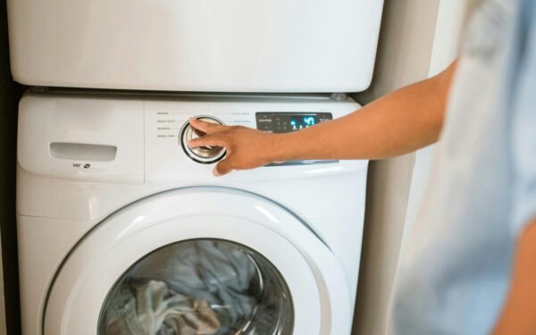 Visi daro šią klaidą skalbdami: 5 priežastys, kodėl jūsų drabužiai susidėvi greičiau, nei turėtų