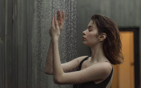 Gali atsirasti bėrimų: specialistai atskleidė, kodėl duše negalima stovėti veidu į srovę