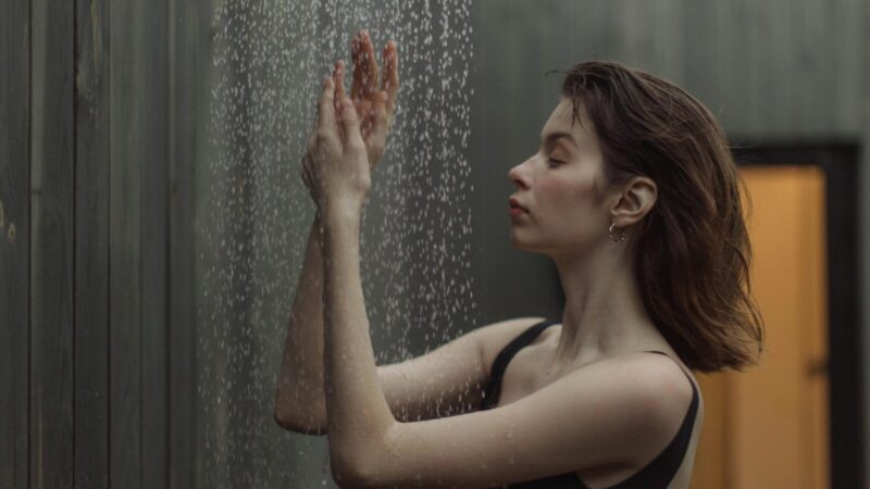 Gali atsirasti bėrimų: specialistai atskleidė, kodėl duše negalima stovėti veidu į srovę