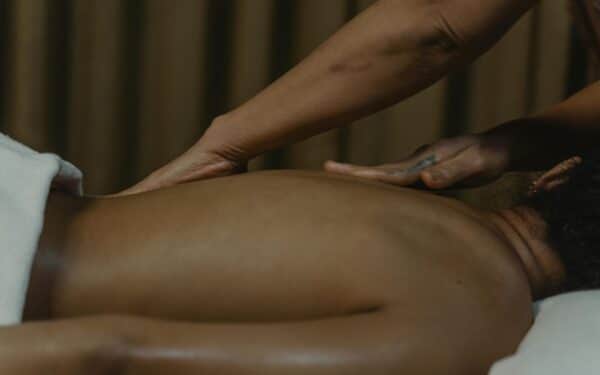 Malonumas gali baigtis liūdnai: specialistas atskleidė, kada masažas yra griežtai draudžiamas