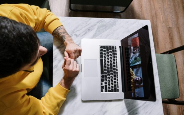 „Google Meet” sudrebino rinką: ši nauja funkcija pati surašys viską, ką sakote gyvame susitikime