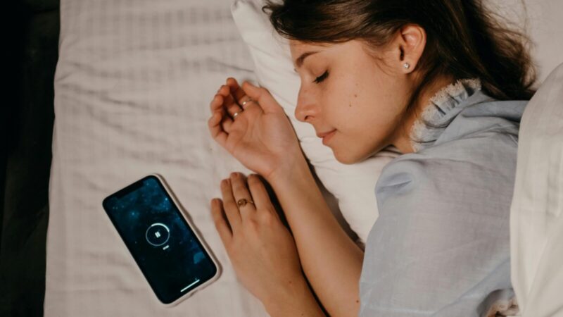 Miego programėlės gali pabloginti nemigą: štai kodėl miego sekimas tampa tikrais spąstais