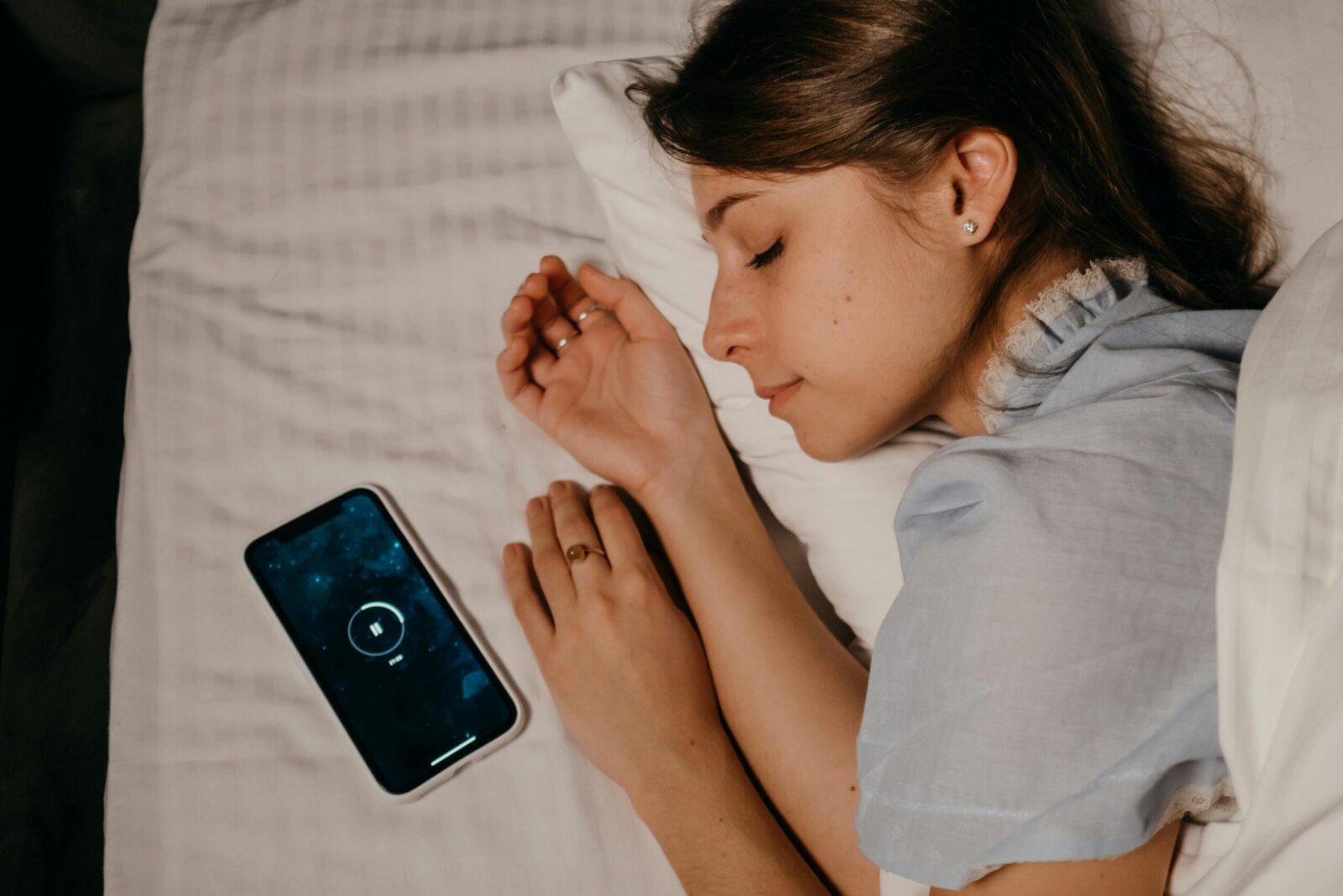 Miego programėlės gali pabloginti nemigą: štai kodėl miego sekimas tampa tikrais spąstais
