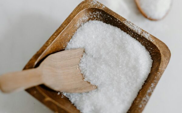 Paprasta druska ant kempinės stebina: taip nuvalysite net seną pridegusį sluoksnį nuo keptuvių