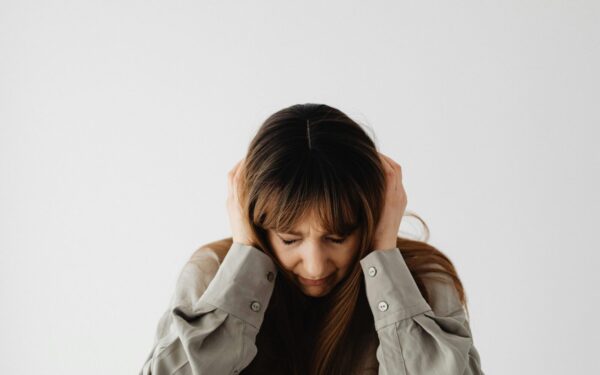 Varginantis spengimas ausyse gali būti susijęs su populiariais vaistais: mokslininkai aptiko kaltininką