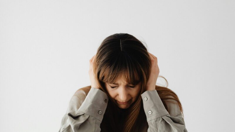 Varginantis spengimas ausyse gali būti susijęs su populiariais vaistais: mokslininkai aptiko kaltininką