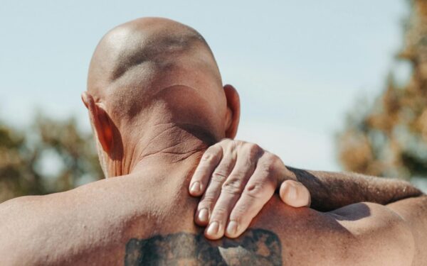 Manėte, tai tik raumenų patempimas? Skausmas dešiniajame petyje išduoda klastingą kepenų vėžį