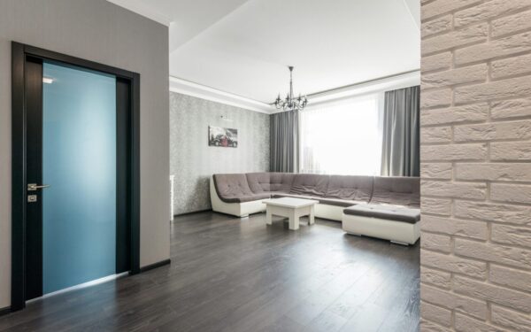 Laminatas pasislinko ir atsirado plyšiai? Statybininkų gudrybė, kaip juos panaikinti neardant grindų