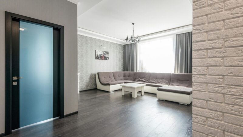 Laminatas pasislinko ir atsirado plyšiai? Statybininkų gudrybė, kaip juos panaikinti neardant grindų