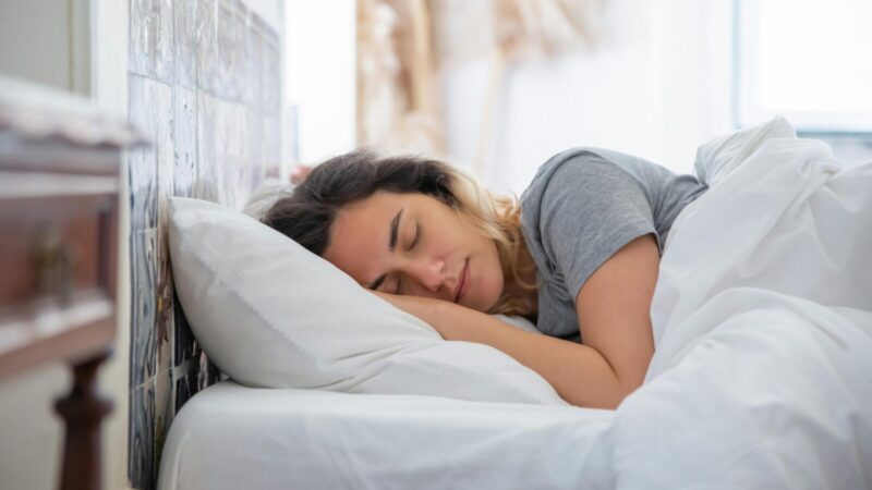 Miegas ant kairiojo šono pavojingas? Kardiologas atskleidė, kas naktį iš tiesų sekina širdį