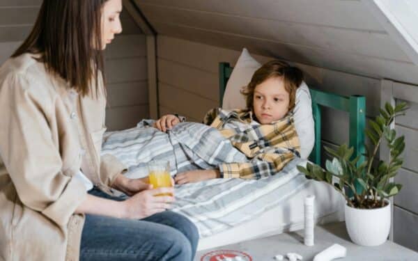 Turi net 75 mutacijas: plinta klastinga COVID-19 atmaina, kuri labiausiai kėsinasi į vaikus