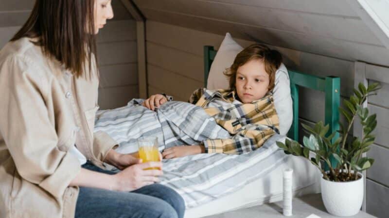 Turi net 75 mutacijas: plinta klastinga COVID-19 atmaina, kuri labiausiai kėsinasi į vaikus