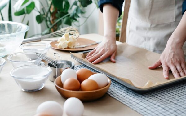 Ne tik pyragams: 6 neįtikėtini triukai su kepimo popieriumi, kurie palengvins buitį