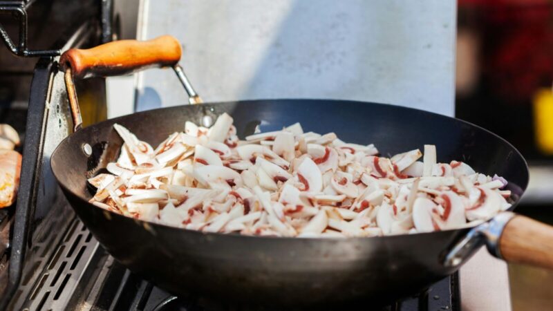 Pievagrybiai keptuvėje nebebus guminiai: šefų gudrybė, kaip juos iškepti idealiai traškius