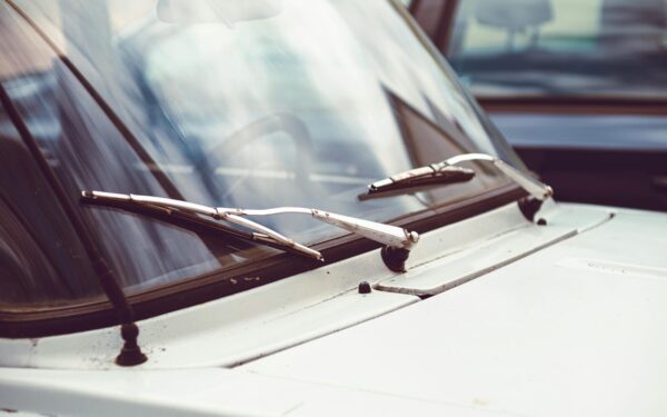 Pavasarį valytuvai palieka dryžius? Atskleidė paprastą būdą, kaip vėl matyti kelią idealiai