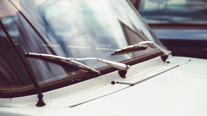 Pavasarį valytuvai palieka dryžius? Atskleidė paprastą būdą, kaip vėl matyti kelią idealiai