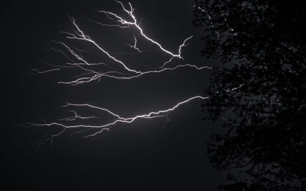 Audra telpa į delną: štai kaip mokslininkai sugalvojo žaibą uždaryti į mažą dėžutę