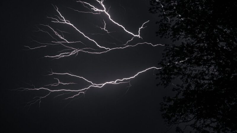 Audra telpa į delną: štai kaip mokslininkai sugalvojo žaibą uždaryti į mažą dėžutę