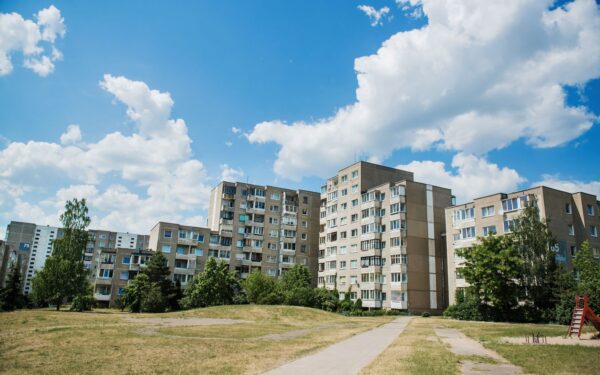 Vilniuje ant daugiabučio sienos – išpieštas SSRS simbolis