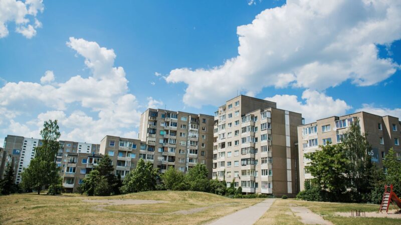 Vilniuje ant daugiabučio sienos – išpieštas SSRS simbolis