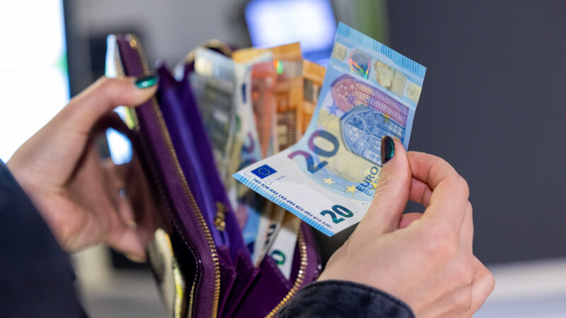 Valdžios spaudimas gyventojams: vienas sprendimas gali palikti jus be pašalpos