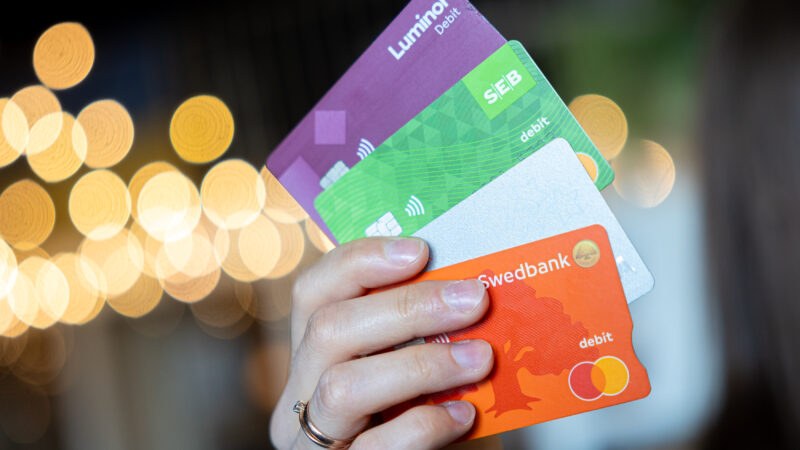 Gyventojai įsiuto dėl naujo mokesčio: net apsipirkimas parduotuvėje tapo brangesnis