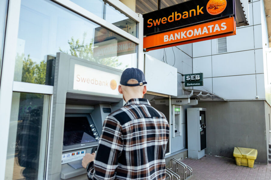 „Swedbank" bankomatas. ELTA / Andrius Ufartas nuotr.